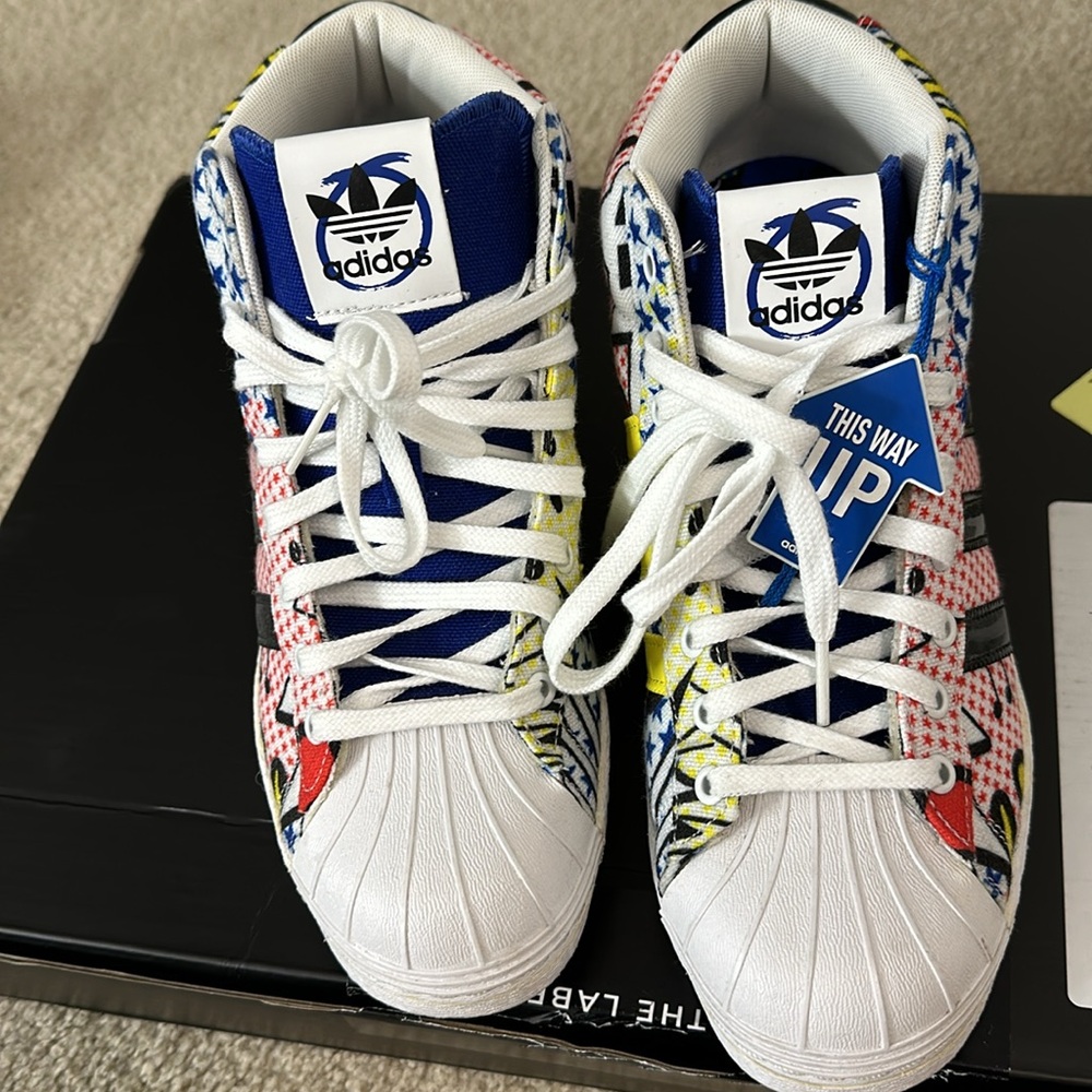 adidas Originals Multicolor Comic Print Sneakers in White and Blue - Picture 8 of 10